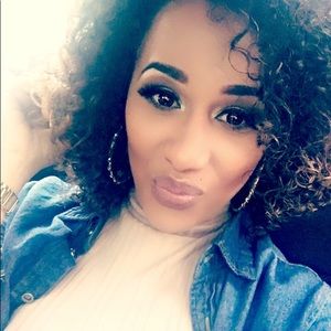 Meet your Posher, Dena